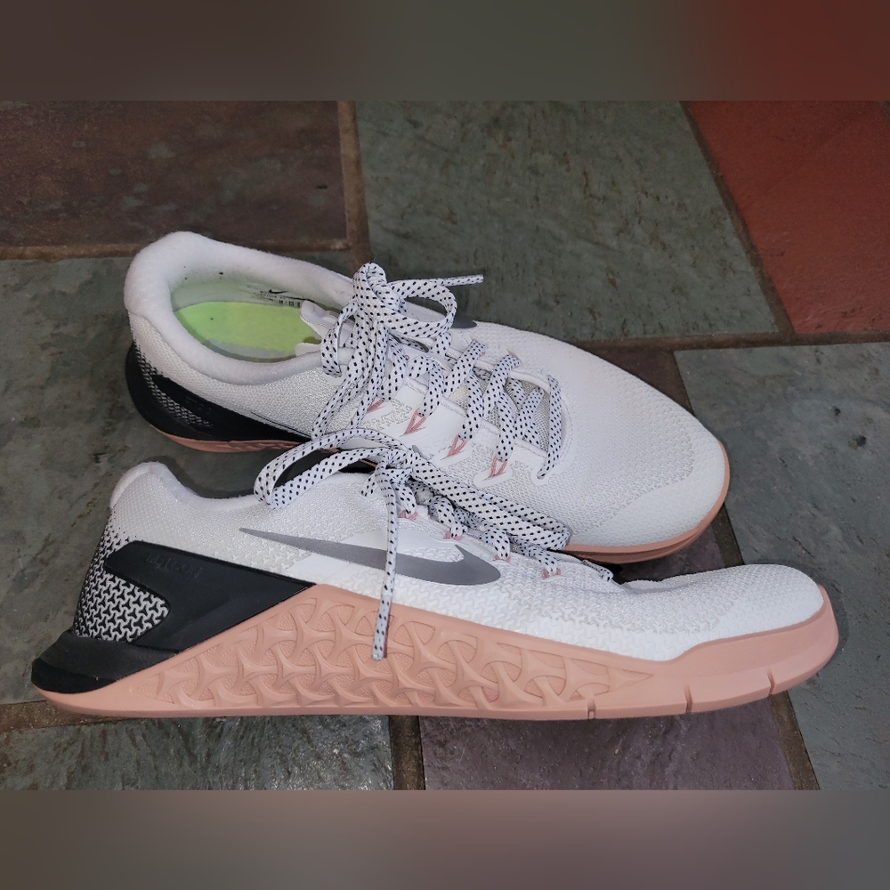 Nike Tennis shoes - Picture 2 of 4
